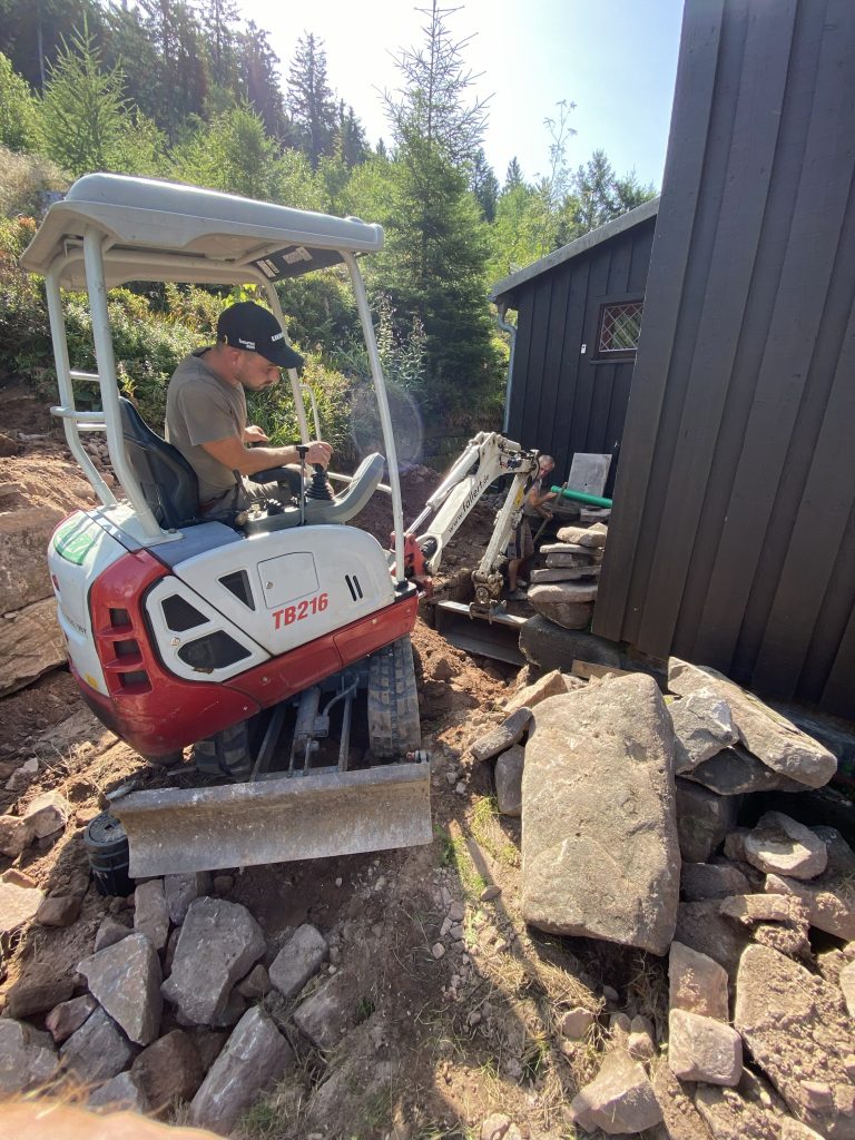 Bagger beim Baggern der Zuführung