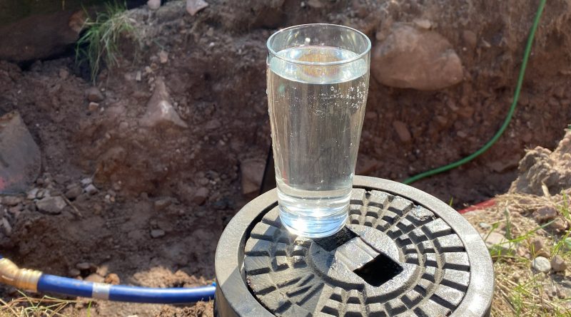Glas mit Wasser aus neuer Leitung
