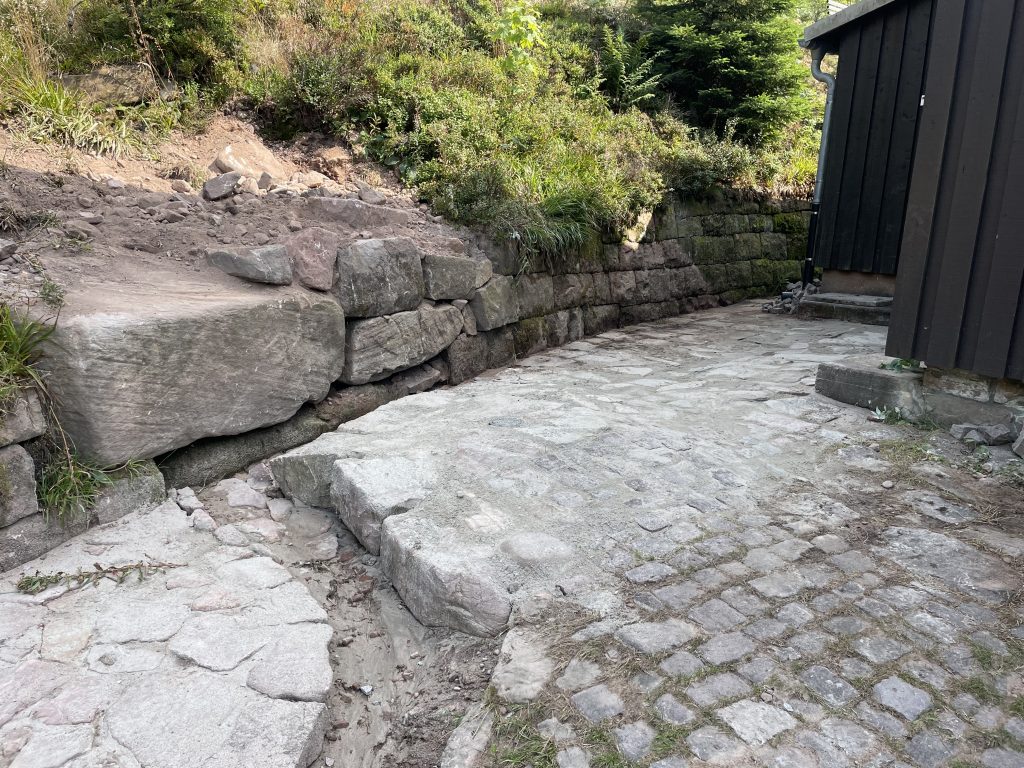 Platz vor Huette fertig
